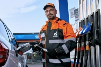 «Газпром нефть» возобновила отпуск топлива без лимитов на АЗС в 13 регионах - Фото