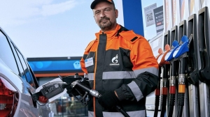 «Газпром нефть» возобновила отпуск топлива без лимитов на АЗС в 13 регионах - Фото