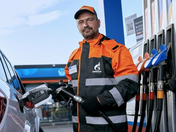 «Газпром нефть» возобновила отпуск топлива без лимитов на АЗС в 13 регионах - Фото