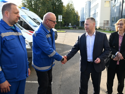 Михаил Евраев передал медикам ключи от новых машин скорой помощи