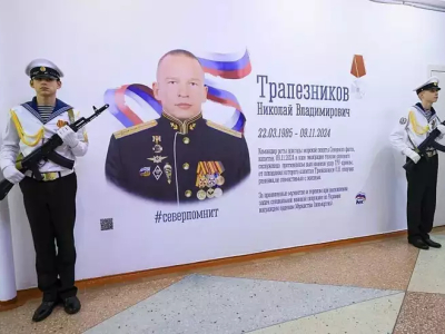 В мурманской гимназии открыли мурал в память о капитане Трапезникове