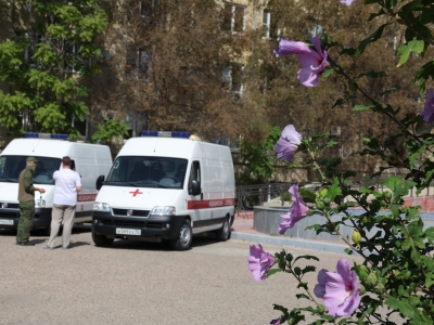 Астраханский медуниверситет отправил военным три важных автомобиля