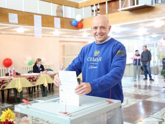 Спикер парламента Хакасии пришел на выборы в кофте с необычной надписью - Фото