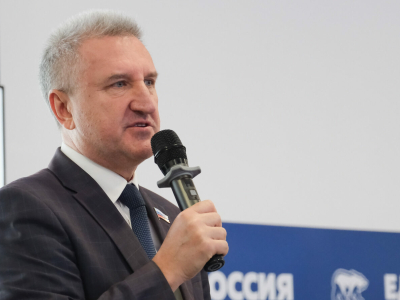 Олег Петелин наградил работников детсадов Астрахани