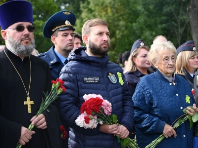 Ваньчков почтил память жертв блокады Ленинграда на Серафимовском кладбище