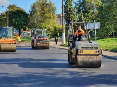 В Выборге на участке дороги улицы Батарейной укладывают новый асфальт