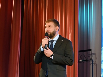 Ваньчков посетил церемонию посвящения гимназистов в «Орлята России» и «Движение Первых»