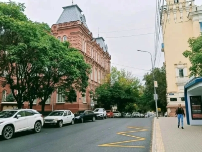 В Астрахани обновили дорогу и тротуары на Коммунистической