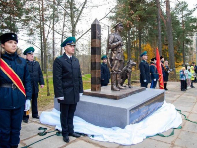 В Сосновом Бору открыли памятник пограничнику со служебной собакой