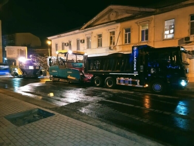 В центре Астрахани продолжается ремонт улицы Володарского