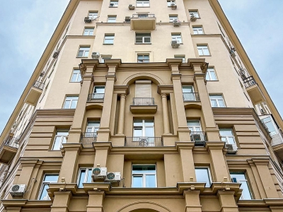 В Москве восстанавливают фасады семи домов с колоннами